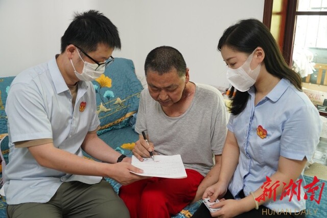 岳阳:让“特殊群体”办事不愁