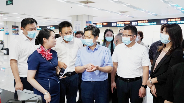 20名“体验官”零距离感受“十办”政务改革成果