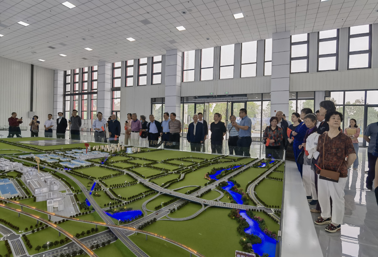 同走康庄道 共享夕阳红 ——市交通运输局离退休老同志参观交通建设成果侧记