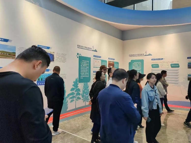 中心开展参观“守护好一江碧水”生态文明成果展文明实践及主题党日活动