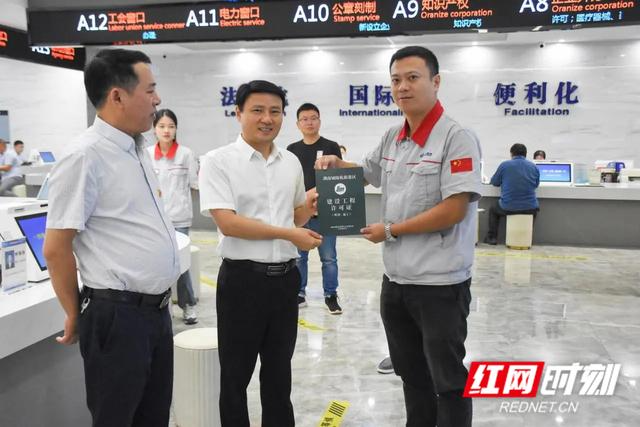 全省第一张！岳阳自贸片区颁发工程审批“两证合一”证书