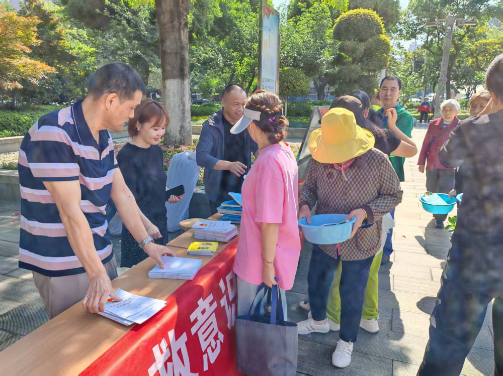 岳阳市国动办开展“政务公开主题日”活动