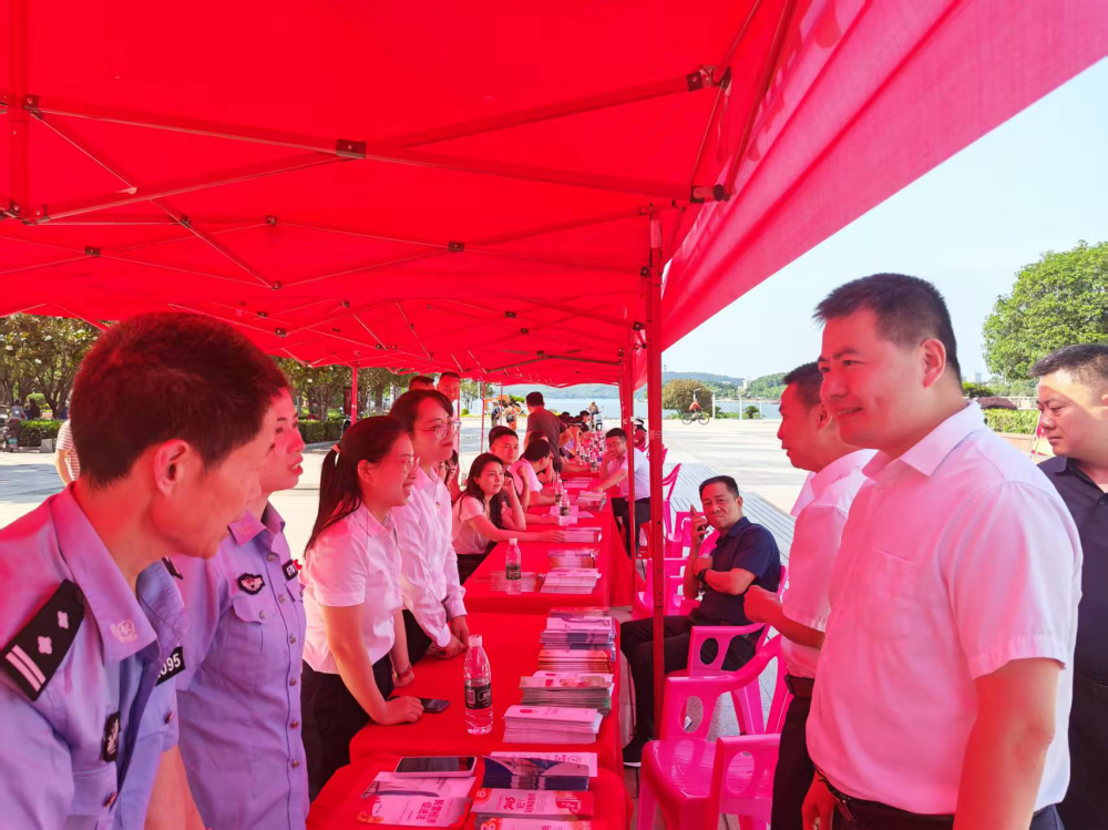 岳阳市信访局开展《信访工作条例》实施三周年暨全市第八个信访法治宣传月、“政务公开主题日”活动